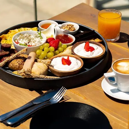 داي جريم لوكشري سويتس 3* ثيرا